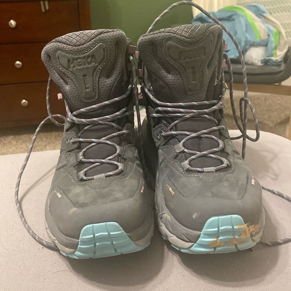 Nearly brand new Hoka Kaha 2 hiking boots sz9